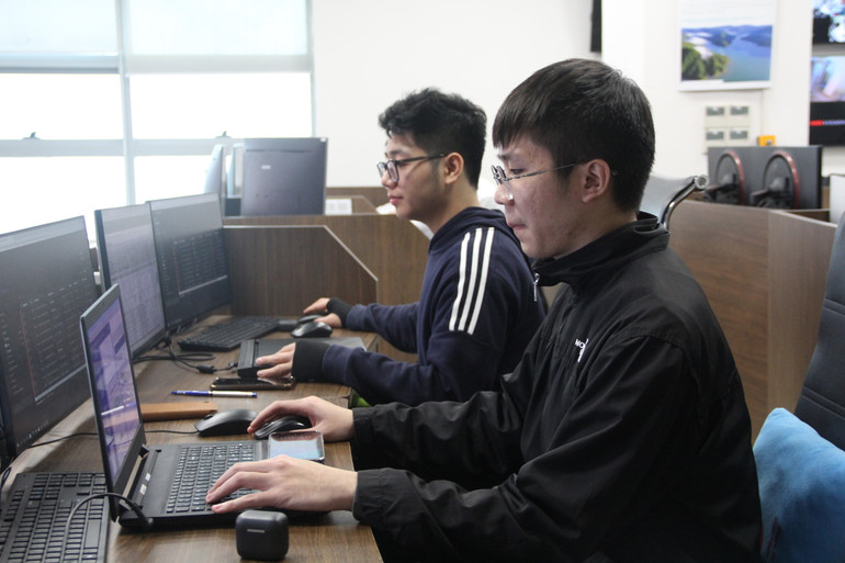 Kỹ sư an ninh thông tin EVNICT trong ca trực.