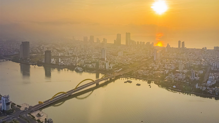 Cầu Rồng là biểu tượng kiến trúc độc đáo của Đà Nẵng.