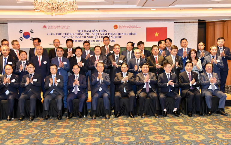 Thủ tướng Phạm Minh Chính chụp ảnh lưu niệm với các tập đoàn, doanh nghiệp lớn của Hàn Quốc tại tọa đàm.