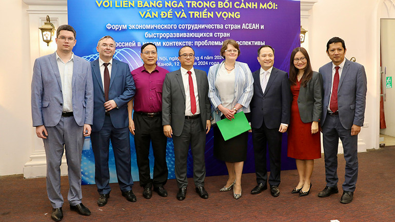 Một số đại biểu, diễn giả tham dự diễn đàn.