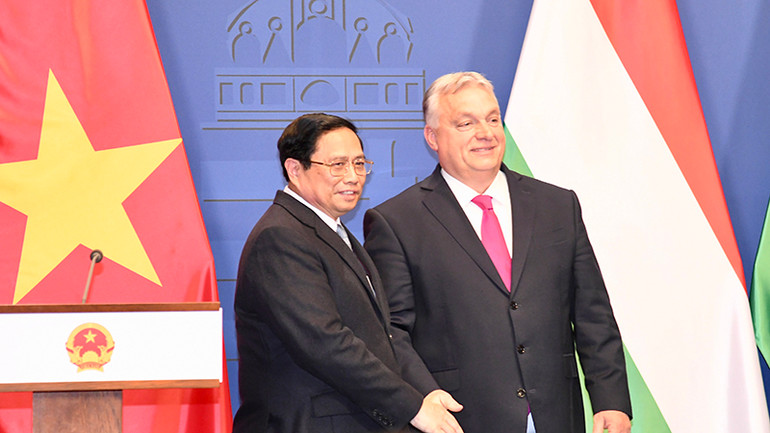 Thủ tướng Phạm Minh Chính và Thủ tướng Viktor Orban bắt tay sau khi kết thúc họp báo.