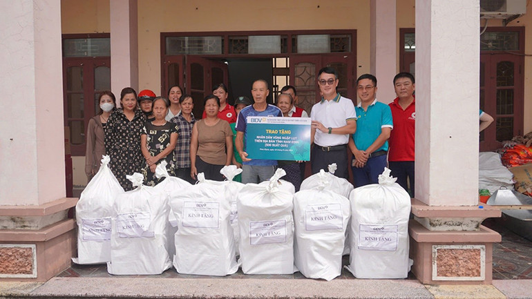 BIDV trao tặng quà cho nhân dân trên địa bàn các tỉnh vùng ngập lụt.