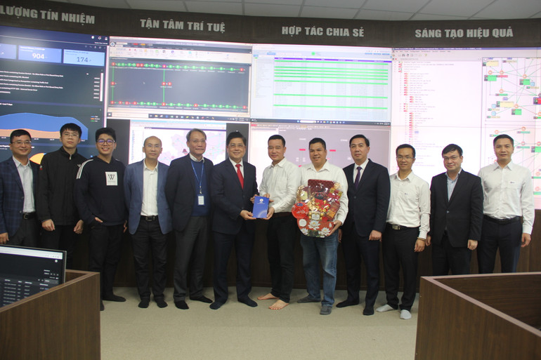 Lãnh đạo EVN tặng quà Tết lực lượng trực vận hành tại Phòng NOC 11 Cửa Bắc, Hà Nội.