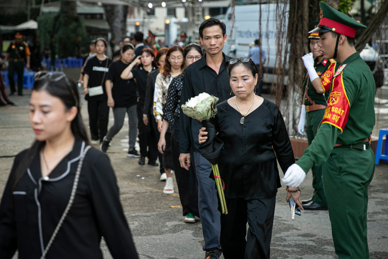 Nhiều người dân đã mang theo hoa sen để dâng lên Tổng Bí thư Nguyễn Phú Trọng. Nhiều người dân đã mang theo hoa sen để dâng lên Tổng Bí thư Nguyễn Phú Trọng.