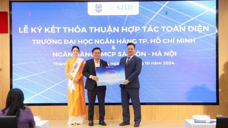 Đại diện SHB trao tặng tài trợ tới HUB.