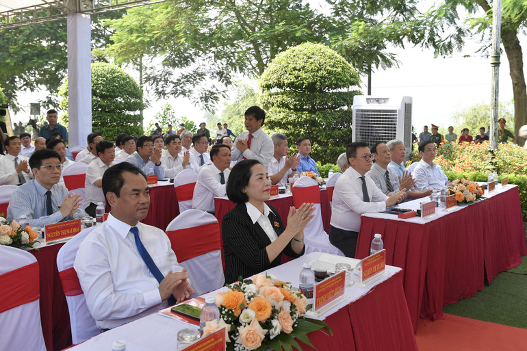 Ủy viên Trung ương Đảng, Phó Chủ tịch Quốc hội Nguyễn Thị Thanh; Ủy viên Trung ương Đảng, Tổng Biên tập Báo Nhân Dân, Phó Trưởng Ban Tuyên giáo Trung ương, Chủ tịch Hội Nhà báo Việt Nam Lê Quốc Minh; Phó Trưởng Ban Tuyên giáo Trung ương Phan Xuân Thủy; Bí thư Tỉnh ủy Thái Nguyên Trịnh Việt Hùng cùng các đại biểu dự buổi lễ.