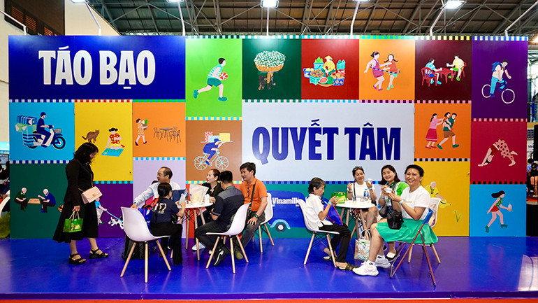 Không gian rực rỡ sắc màu của Vinamilk đã đón gần 10.000 lượt khách tham quan triển lãm năm nay. Không gian rực rỡ sắc màu của Vinamilk đã đón gần 10.000 lượt khách tham quan triển lãm năm nay.