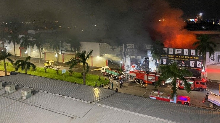 Đám cháy lớn gần Trung tâm thương mại kèm cột khói bốc cao hàng chục mét.