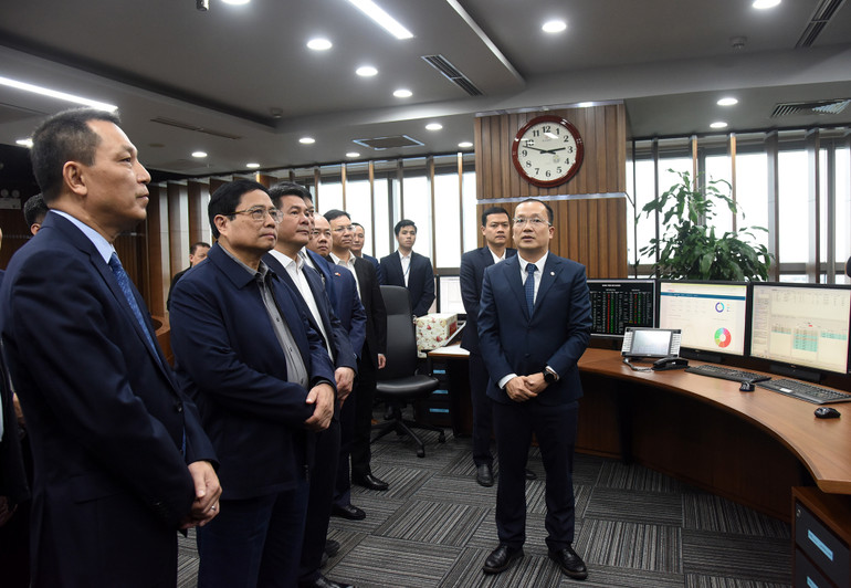 Thủ tướng Phạm Minh Chính kiểm tra hoạt động tại Trung tâm điều độ hệ thống điện quốc gia.