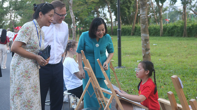 Các vị đại biểu cùng Ban giám khảo tham quan, xem các em vẽ tranh.