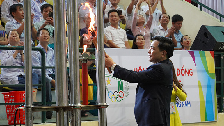 Phó Bí thứ Thường trực Tỉnh ủy Quảng Nam Lê Văn Dũng đốt đuốc khai mạc Hội khỏe Phù Đổng toàn quốc khu vực III.