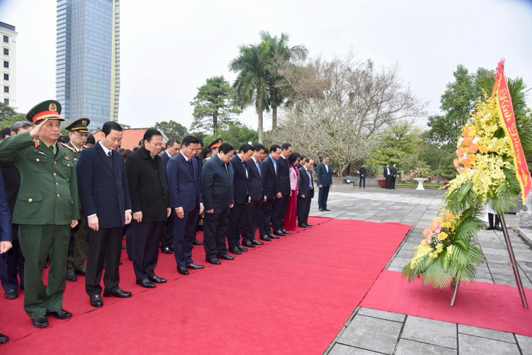 Thủ tướng Phạm Minh Chính và các đại biểu thành kính dâng hương, dâng hoa tại Khu văn hóa tưởng niệm Chủ tịch Hồ Chí Minh tại thành phố Thanh Hóa.