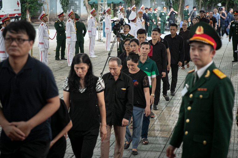 Đúng 18 giờ, người dân xếp hàng lần lượt, trật tự tiến vào nhà tang lễ để viếng Tổng Bí thư Nguyễn Phú Trọng. Đúng 18 giờ, người dân xếp hàng lần lượt, trật tự tiến vào nhà tang lễ để viếng Tổng Bí thư Nguyễn Phú Trọng.