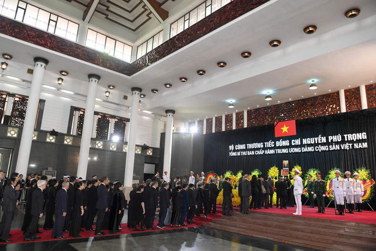 Đoàn Cộng đồng người Việt ở nước ngoài viếng Tổng Bí thư Nguyễn Phú Trọng.