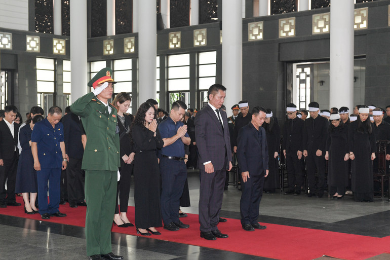 Đoàn Cộng đồng người Việt tại Nga viếng Tổng Bí thư Nguyễn Phú Trọng.