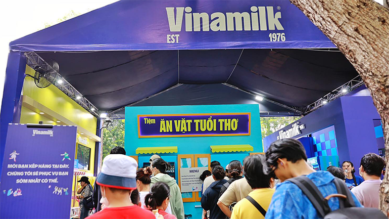 Khách tham quan lễ hội háo hức xếp hàng thưởng thức món ngon từ Ông Thọ tại gian hàng Vinamilk.