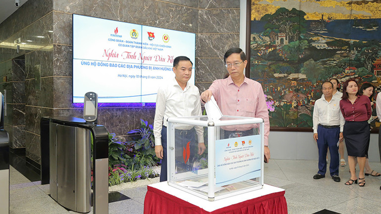 Các đồng chí lãnh đạo và cán bộ, công nhân viên Cơ quan Tập đoàn Dầu khí Việt Nam tham gia quyên góp, ủng hộ.