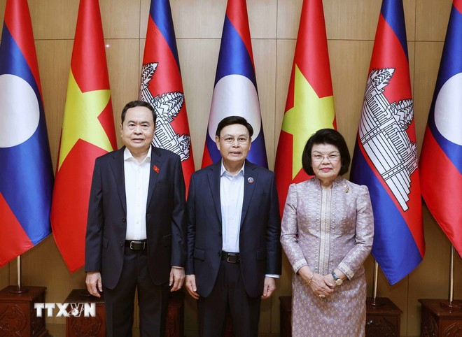 Chủ tịch Quốc hội Việt Nam Trần Thanh Mẫn; Chủ tịch Quốc hội Lào, Chủ tịch Liên nghị viện ASEAN (AIPA) Saysomphone Phomvihane và Chủ tịch Quốc hội Campuchia Samdech Khuon Sudary. (Ảnh: TTXVN)