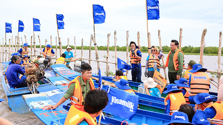 Đứng giữa khu vực cánh rừng của Vinamilk, ông Lê Hoàng Minh nhấn mạnh vai trò của các bể hấp thụ carbon với mục tiêu Net Zero 2050. Đứng giữa khu vực cánh rừng của Vinamilk, ông Lê Hoàng Minh nhấn mạnh vai trò của các bể hấp thụ carbon với mục tiêu Net Zero 2050.