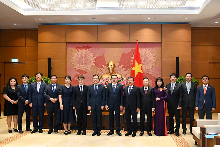 Chủ tịch Quốc hội Trần Thanh Mẫn và Đại sứ Hàn Quốc Choi Young Sam cùng đại biểu hai nước chụp ảnh lưu niệm tại cuộc tiếp. Chủ tịch Quốc hội Trần Thanh Mẫn và Đại sứ Hàn Quốc Choi Young Sam cùng đại biểu hai nước chụp ảnh lưu niệm tại cuộc tiếp.