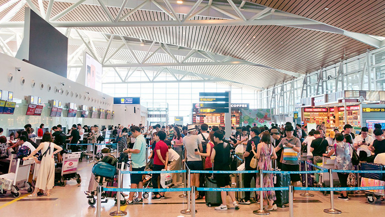 Sân bay quốc tế Đà Nẵng trung bình đón 112 chuyến bay mỗi ngày, trong dịp nghỉ lễ 30/4-1/5 vừa qua.