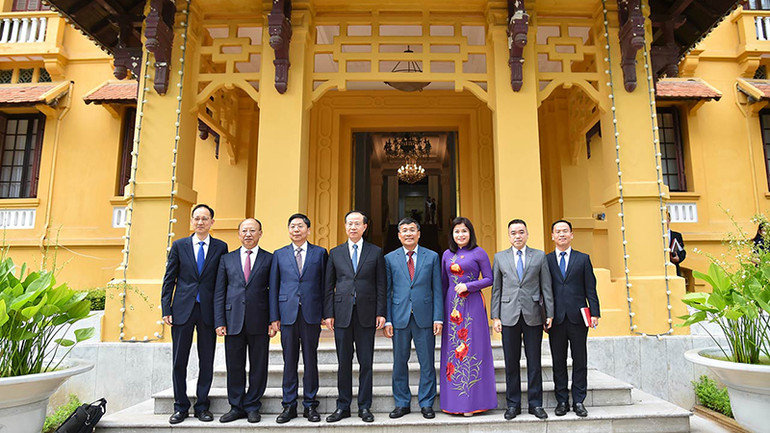 Các đại biểu chụp ảnh lưu niệm sau buổi tiếp.