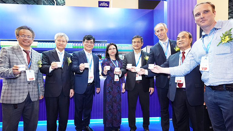 Các khách mời đến tham quan khu vực của Vinamilk tại triển lãm. Các khách mời đến tham quan khu vực của Vinamilk tại triển lãm.