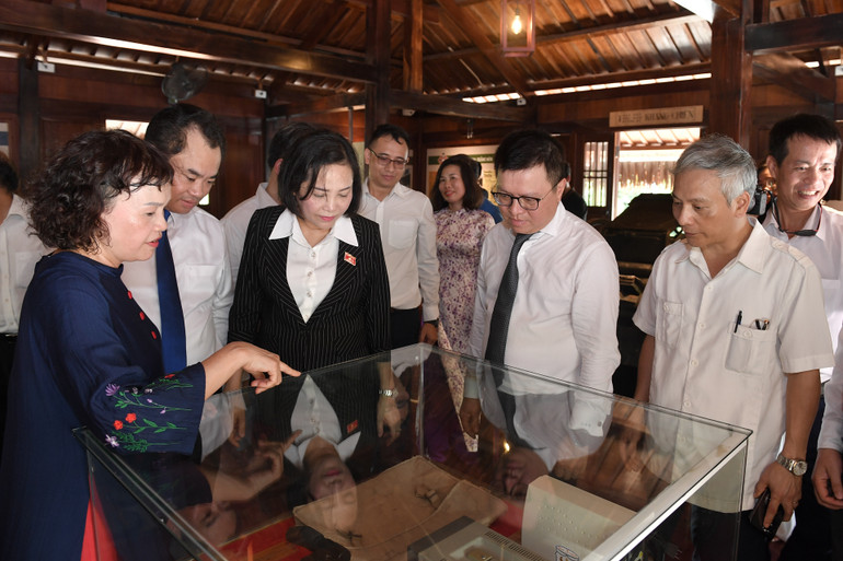 Các đại biểu tham quan không gian trưng bày tại di tích.