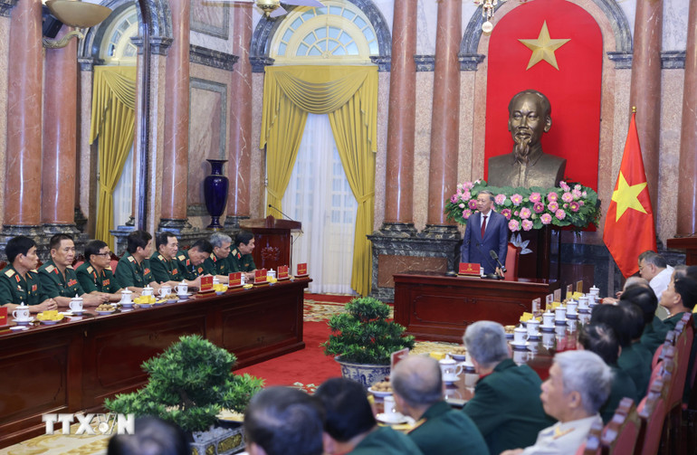 Tổng Bí thư, Chủ tịch nước Tô Lâm nói chuyện với các cựu chiến binh Sư đoàn 308.