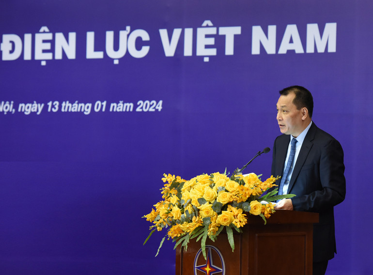 Chủ tịch Hội đồng thành viên Tập đoàn Điện lực Việt Nam Đặng Hoàng An báo cáo tình hình sản xuất kinh doanh năm 2023 và kế hoạch cung ứng điện năm 2024.
