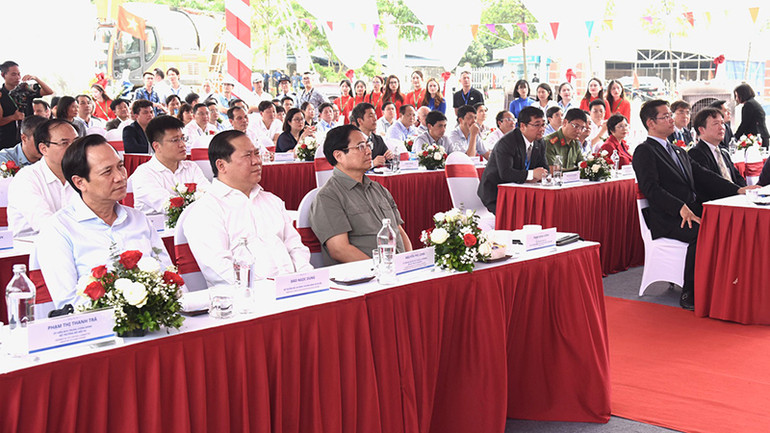 Thủ tướng Phạm Minh Chính và các đại biểu tham dự lễ khởi công.