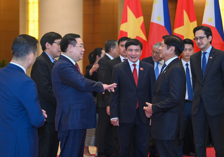 Chủ tịch Quốc hội Vương Đình Huệ trao đổi với Tổng thống Philippines Ferdinand Romualdez Marcos Jr.