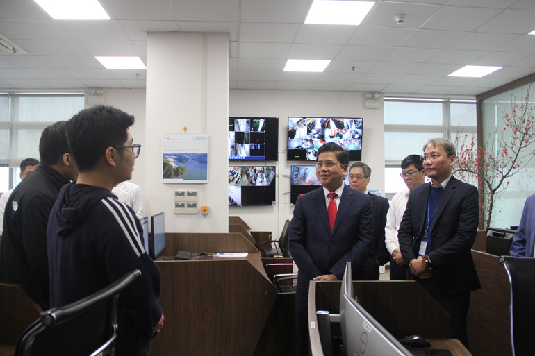 Phó Tổng Giám đốc EVN Võ Quang Lâm và ông Nguyễn Minh Khiêm - Giám đốc EVNICT động viên lực lượng trực bảo đảm an ninh thông tin tại Phòng NOC 11 Cửa Bắc, Hà Nội.