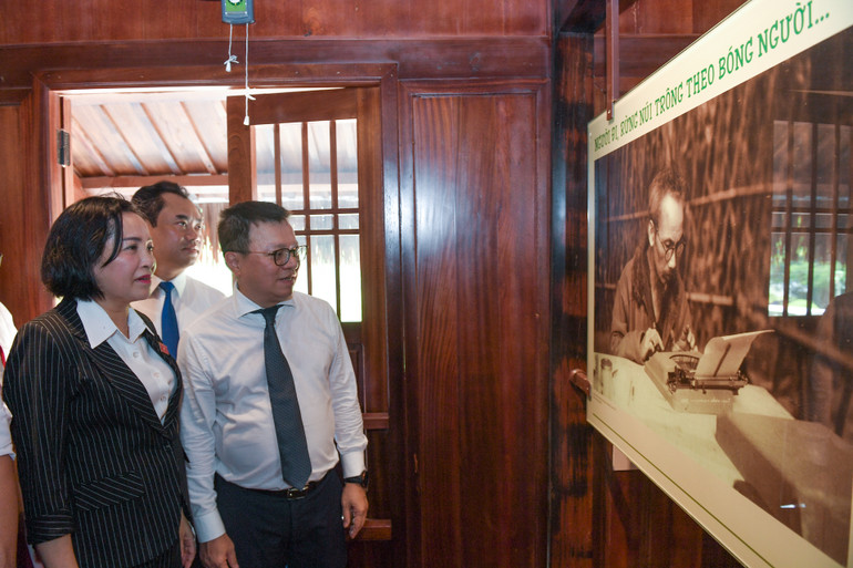 Các đại biểu tham quan không gian trưng bày tại di tích.