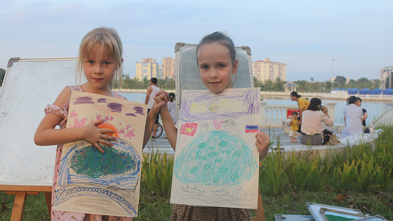 Hai em học sinh Nga là hai thí sinh đầu tiên hoàn thành tác phẩm của mình, nộp bài dự thi.