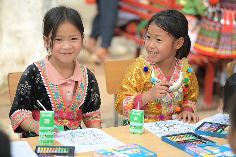 Từ nay mỗi ngày đến lớp, các em nhỏ tại Nậm Vì, Điện Biên có thêm hộp sữa là “người bạn mới”.