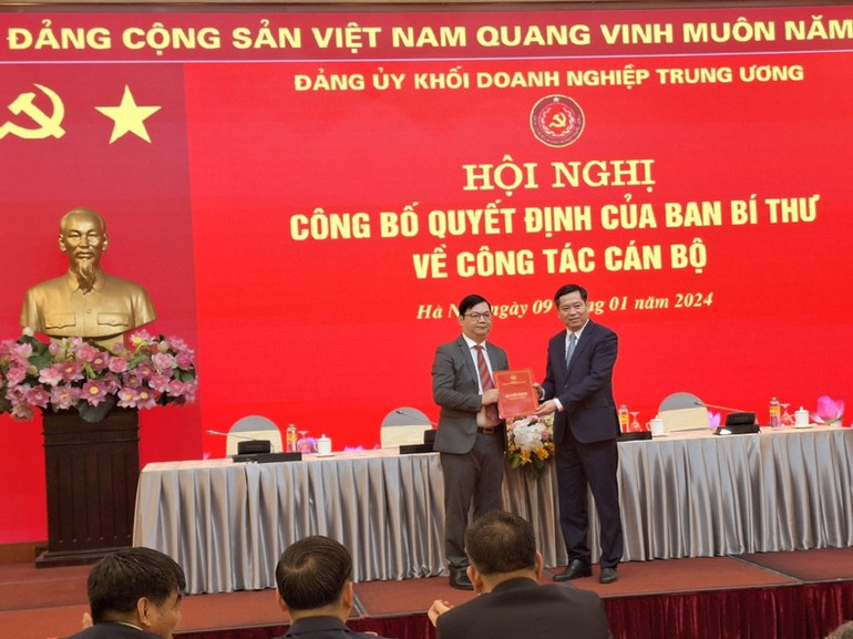 Đồng chí Lê Song Lai, Bí thư Đảng ủy, Chủ tịch Hội đồng quản trị Tổng Công ty Thép Việt Nam đón nhận Quyết định của Ban Bí thư Trung ương Đảng về việc tham gia Ban Chấp hành Đảng bộ Khối Doanh nghiệp Trung ương, nhiệm kỳ 2020-2025.