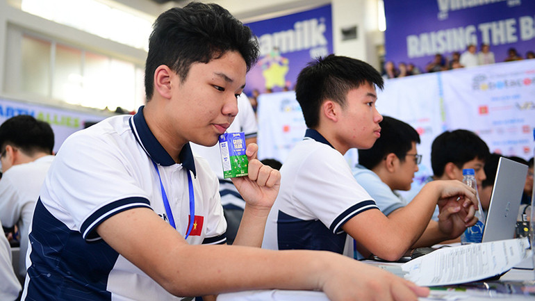 Hơn 20.000 sản phẩm Vinamilk đã được dành để tiếp sức cho các tuyển thủ robot trong hơn 1 tháng diễn ra cuộc thi. Hơn 20.000 sản phẩm Vinamilk đã được dành để tiếp sức cho các tuyển thủ robot trong hơn 1 tháng diễn ra cuộc thi.