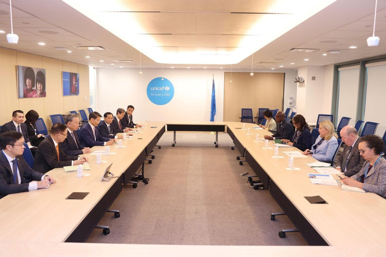 Tổng Bí thư, Chủ tịch nước Tô Lâm gặp Giám đốc điều hành Quỹ Nhi đồng Liên hợp quốc (UNICEF) Catherine M.Russell. (Ảnh: TTXVN)