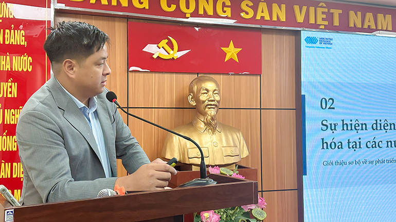 Phó Tổng giám đốc Sở Giao dịch Hàng hóa Việt Nam Nguyễn Đức Dũng trình bày bài tham luận tại Hội thảo.