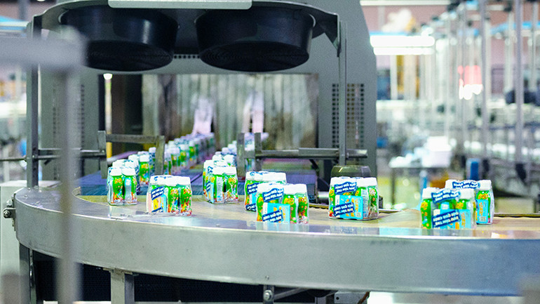 Nhà máy Nước giải khát Việt Nam được đầu tư công nghệ chế biến hiện đại, tiết kiệm năng lượng, tự động hóa cao. Nhà máy Nước giải khát Việt Nam được đầu tư công nghệ chế biến hiện đại, tiết kiệm năng lượng, tự động hóa cao.