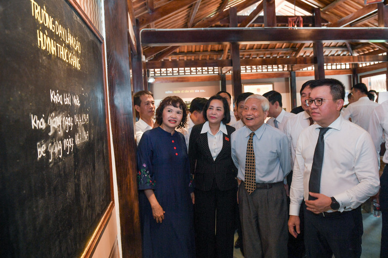 Phó Chủ tịch Quốc hội Nguyễn Thị Thanh và đồng chí Lê Quốc Minh cùng các đại biểu tham quan không gian trưng bày tại di tích.