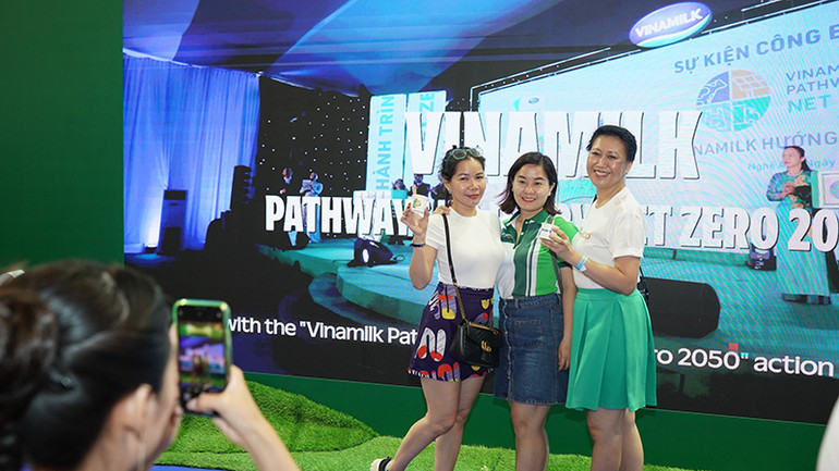Khách tham quan triển lãm check-in tại khu vực của Vinamilk có thể góp 1 cây xanh cho Việt Nam qua dự án Cánh rừng Net Zero. Khách tham quan triển lãm check-in tại khu vực của Vinamilk có thể góp 1 cây xanh cho Việt Nam qua dự án Cánh rừng Net Zero.