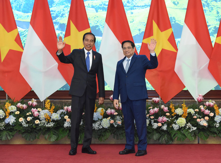 Thủ tướng Phạm Minh Chính và Tổng thống Cộng hòa Indonesia Joko Widodo vẫy chào đại diện các cơ quan thông tấn, báo chí.