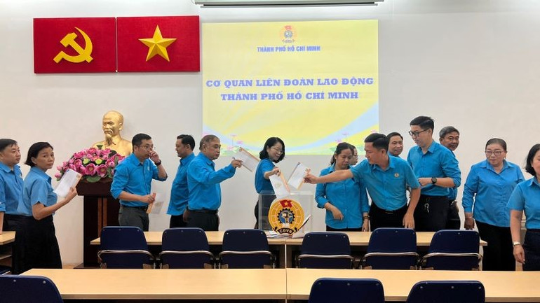 Cán bộ Liên đoàn Lao động Thành phố Hồ Chí Minh ủng hộ, chia sẻ với nhân dân miền bắc bị thiên tai (Ảnh: QUÝ HIỀN)