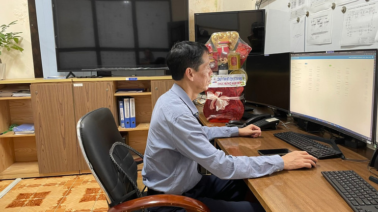 Ca trực của kỹ sư Võ Giang Nam - Phòng Vận hành miền trung trực thuộc EVNICT.