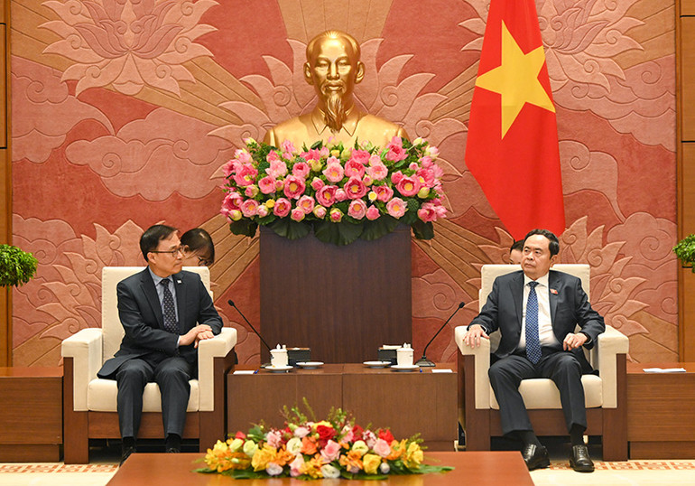 Chủ tịch Quốc hội Trần Thanh Mẫn phát biểu tại cuộc tiếp Đại sứ Hàn Quốc Choi Young Sam. Chủ tịch Quốc hội Trần Thanh Mẫn phát biểu tại cuộc tiếp Đại sứ Hàn Quốc Choi Young Sam.