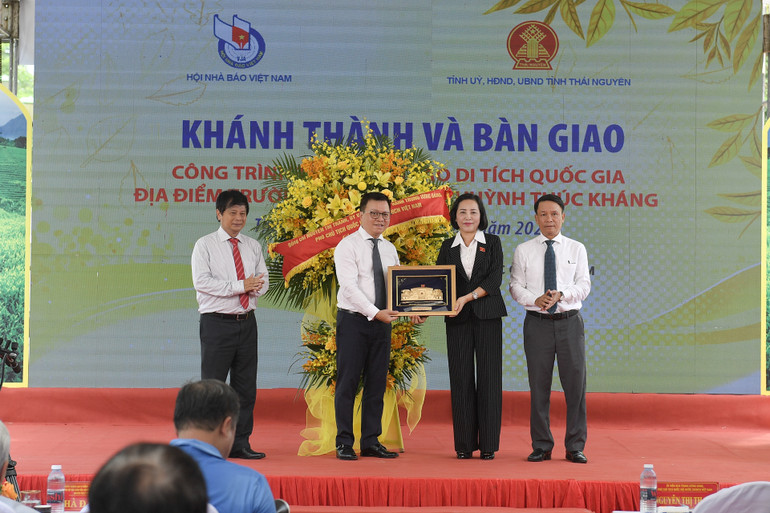 Phó Chủ tịch Quốc hội Nguyễn Thị Thanh tặng hoa chúc mừng Hội Nhà báo Việt Nam.