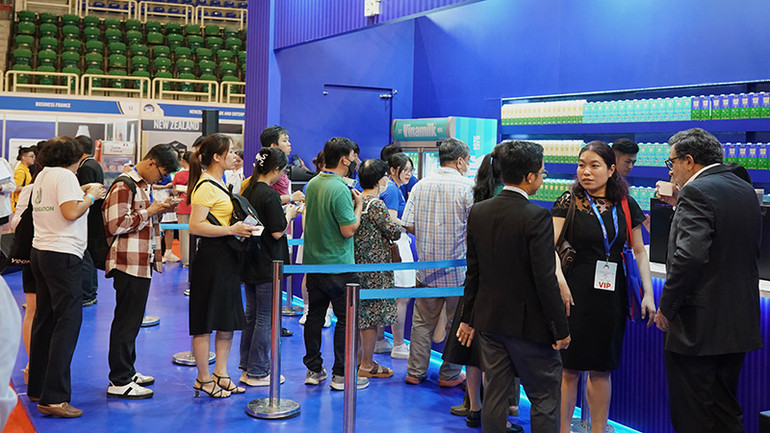 Super Nut Cappuccino, kem tươi Vinamilk Frozen Yogurt, Slush Vfresh Necta Đào… là những món nước sáng tạo, thu hút đông đảo khách đến thử. Super Nut Cappuccino, kem tươi Vinamilk Frozen Yogurt, Slush Vfresh Necta Đào… là những món nước sáng tạo, thu hút đông đảo khách đến thử.