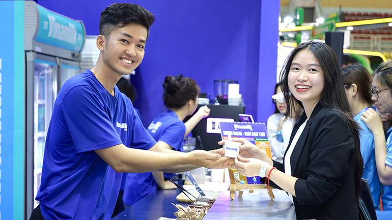 Pha chế thức uống sáng tạo là một hướng đi mới của Vinamilk để tăng cường tiếp cận nhóm người tiêu dùng tương lai (GenZ, Gen Alpha). Pha chế thức uống sáng tạo là một hướng đi mới của Vinamilk để tăng cường tiếp cận nhóm người tiêu dùng tương lai (GenZ, Gen Alpha).